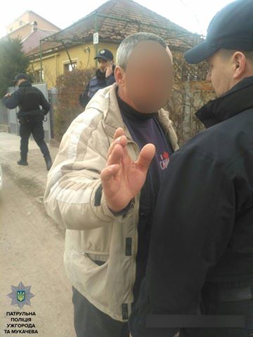 У Мукачеві затримали п'яного чоловіка, котрий скоїв ДТП, а відтак чинив опір полісменам (ФОТО)
