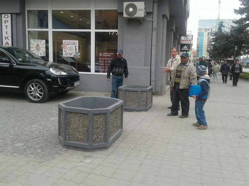 В Берегові центр міста заблокували для транспорту бетонними клумбами (ФОТО)