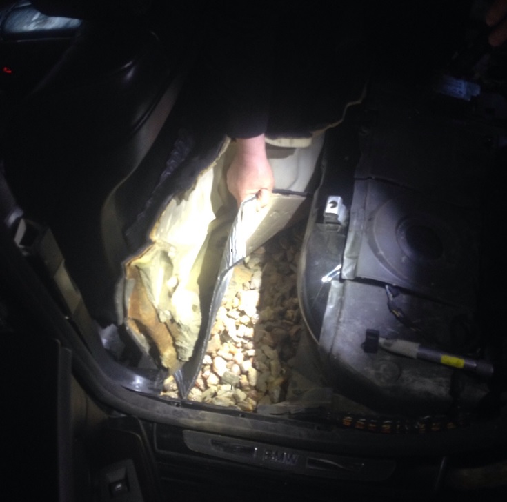 30 кг бурштину та тисячі пачок сигарет знайшли у сховках БМВ на кордоні на Закарпатті (ФОТО)