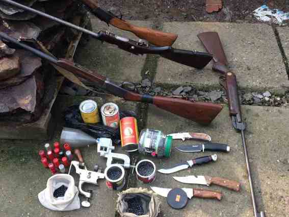 В оселі жителя села Великі Береги, що на Берегівщині, знайшли 3 гвинтівки, мисливську рушницю та боєприпаси (ФОТО)