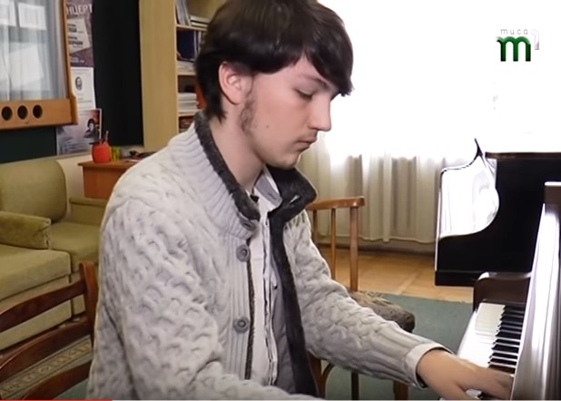 Студент із Ужгорода здобув одразу 3 медалі на міжнародному конкурсі піаністів у Франції (ВІДЕО)