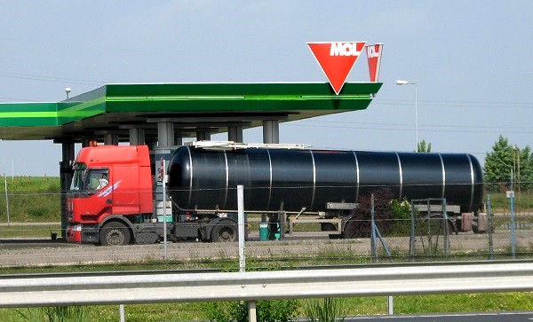 Угорська компанія почала постачати бензин в Україну