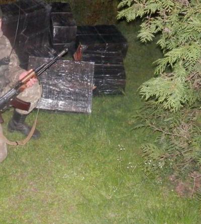 На Закарпатті за 25 метрів від кордону виявили двох "водолазів"-контрабандистів і сигарети (ФОТО)