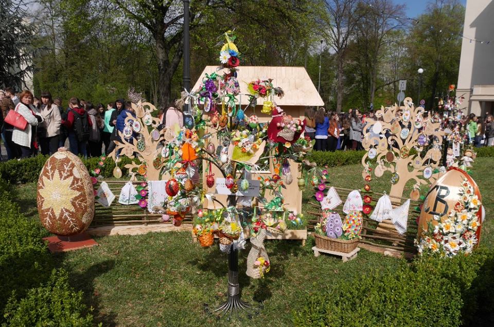 54 писанкові дерева "виросли" на площі Народній в Ужгороді (ФОТО)