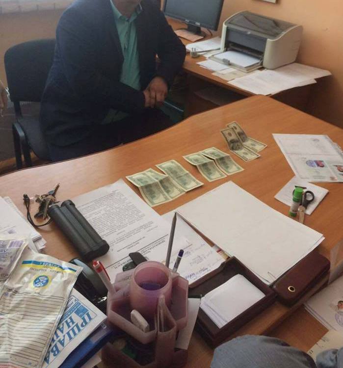 На хабарі в 700 дол затримано керівника Іршавської автошколи обласної організації Товариства сприяння обороні України (ФОТО)