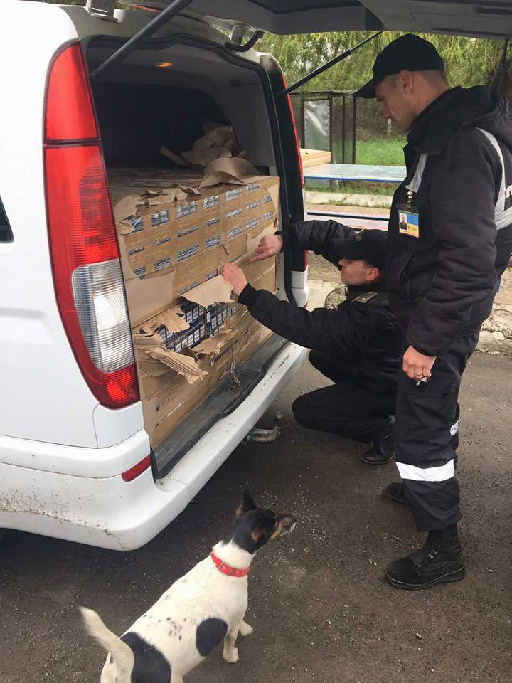 На Закарпатті на кордоні затримали авто із монгольським дипломатом, який під виглядом диппошти віз контрабандні сигарети (ФОТО)