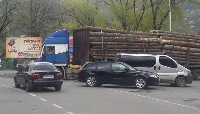 На Рахівщині місцеві підприємці-лісопереробники 7 днів поспіль блокували дорогу