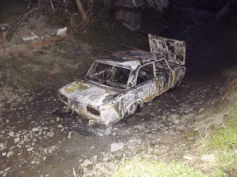 На Воловеччині на ходу загорілося крадене авто (ФОТО)