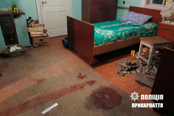 На Івано-Франківщині господар убив гостя із Закарпаття, вдаривши 47 разів ножем у п'яній сварці (ФОТО)