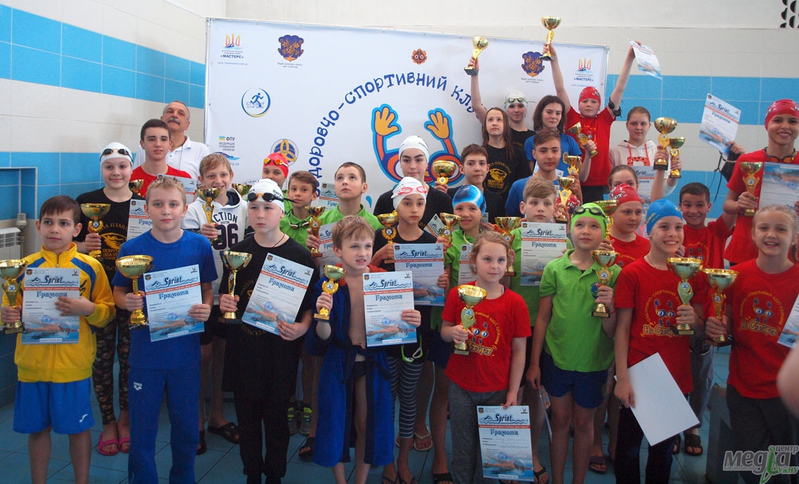 Юні плавці з усієї країни, змагаючись на турнірі в Ужгороді, відзначили День спринту з плавання (ФОТО)