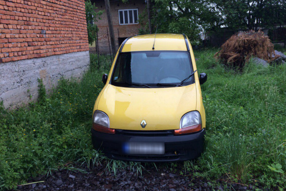 Renault, викрадений з гаража одного виноградівця, знайшли на обійсті іншого (ФОТО)