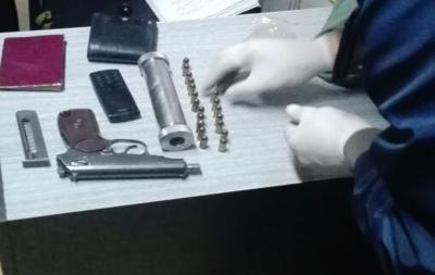 На посту у Нижніх Воротах в авто виявили пістолет з "глушником" і набоями (ФОТО)