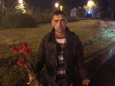 В Ужгороді журналіст спіймав вандала, що повиривав уночі із клумби на Дружби народів тюльпани (ФОТО)