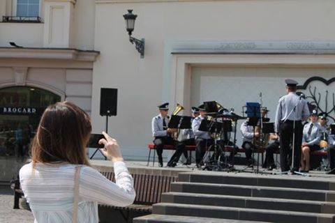 Поліцейський оркестр Закарпаття на головній площі Ужгорода зіграв програму, яку повезе в Маріуполь (ФОТО)