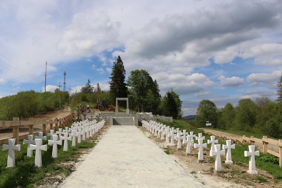 Львів'яни завершують на Верецькому перевалі облаштування меморіального кладовища карпатських січовиків (ФОТО)
