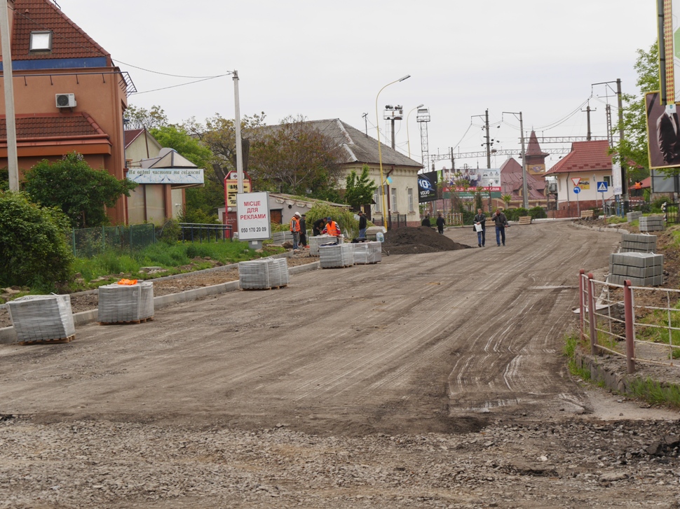 В Ужгороді триває капітальний ремонт дорожнього покриття вулиці Антонівської (ФОТО)