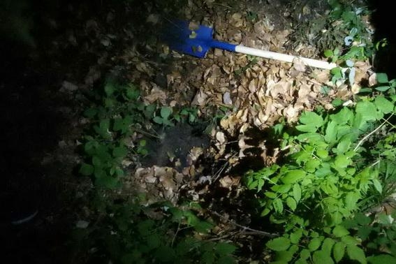 У лісі на Ужгородщині затримали чоловіка, котрий намагався незаконно врізатися в магістральний трубопровід