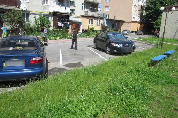Mercedes, із якого застрелили колишнього кримінального "авторитета" в Тячеві, знайшли. Пошуки вбивць тривають (ФОТО)