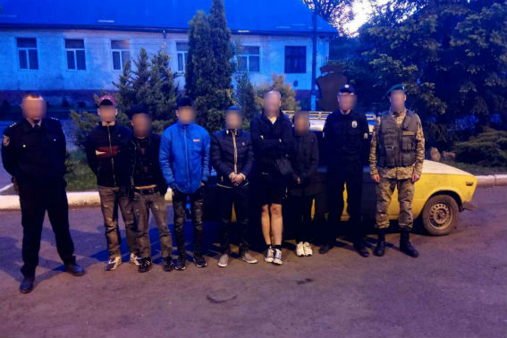 П"ятьох в'єтнамців, затриманих у Перечині, водій за винагороду мав довезти до словацько-українського кордону