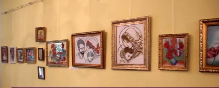 У Виноградові відкрили виставку вишиваних картин та квіткових сувенірів (ФОТО, ВІДЕО)