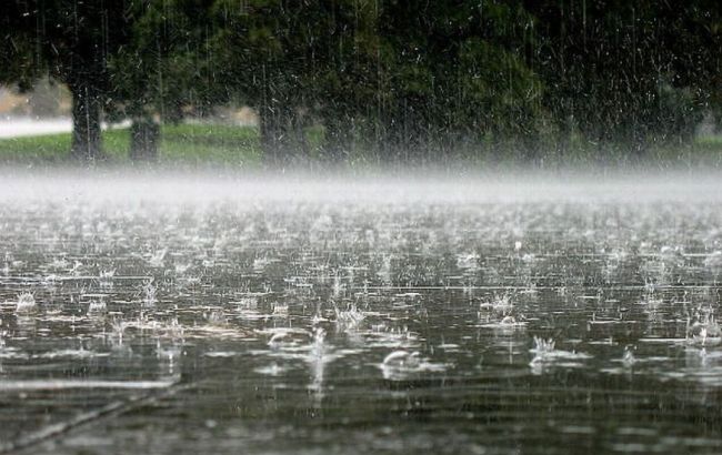 На Закарпатті знов оголошено штормове попереждження: синоптики обіцяють зливи, град і шквалистий вітер