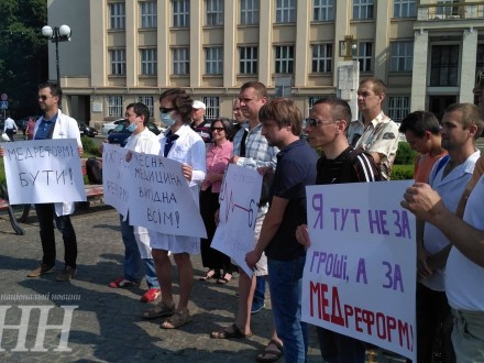 В Ужгороді "білохалатним" флешмобом закликали парламентарів підтримати медичну реформу (ФОТО, ВІДЕО)