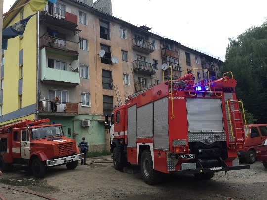 Під час гасіння пожежі через замикання в електрощитовій з будинку у Рахові порятували 3 та евакуювали 8 мешканців (ФОТО)