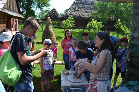 "Дитячий день" із гончарством, іграми та малюванням влаштували в ужгородському скансені (ФОТО)