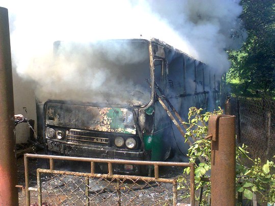 На Великоберезнянщині гасили автобус, що спалахнув на обійсті мешканця Заброді (ФОТО)