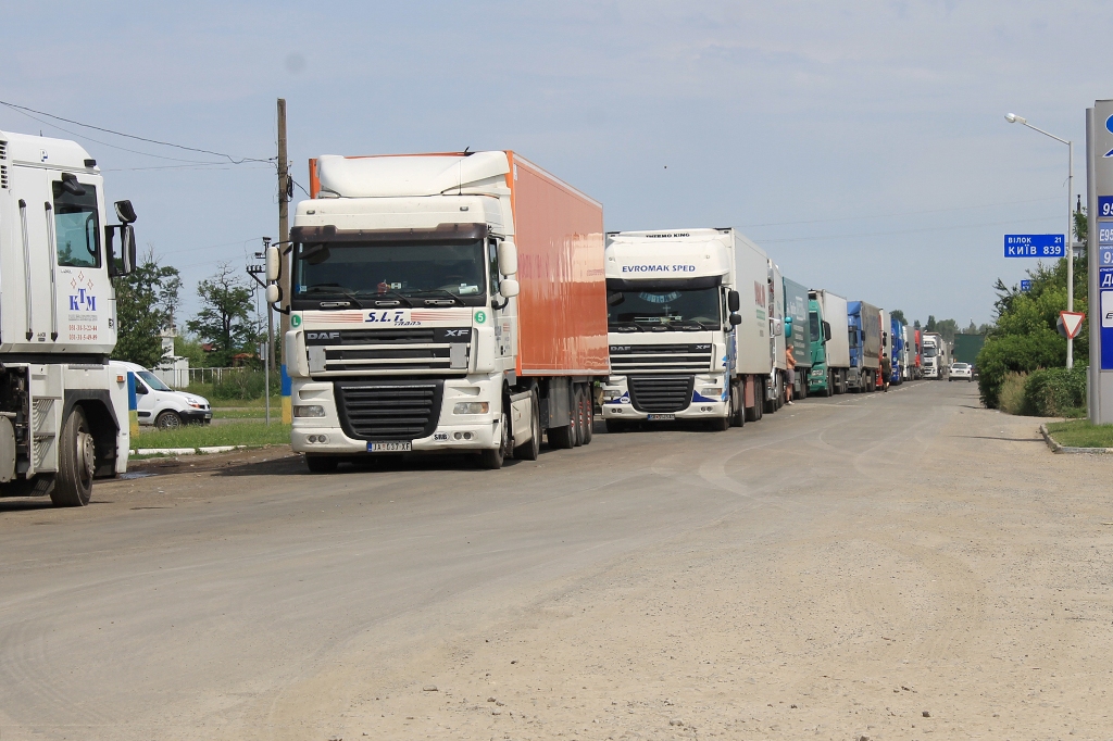 Задля вирішення проблеми із цілодобовою чергою вантажівок, на Виноградівщині облаштують імпровізований термінал (ФОТО)