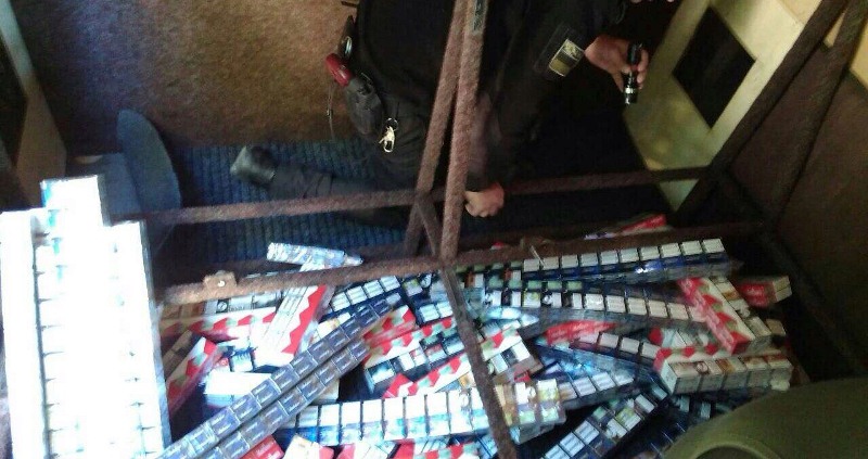 Два українці, що "в тандемі" везли через кордон приховані сигарети, залишили свої "Мерседеси" разом із контрабандою митниці (ФОТО)