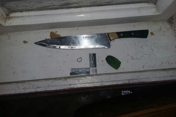 На Мукачівщині чоловік із ножовими пораненнями шиї та грудей вказує на пасинка як на нападника (ФОТО)
