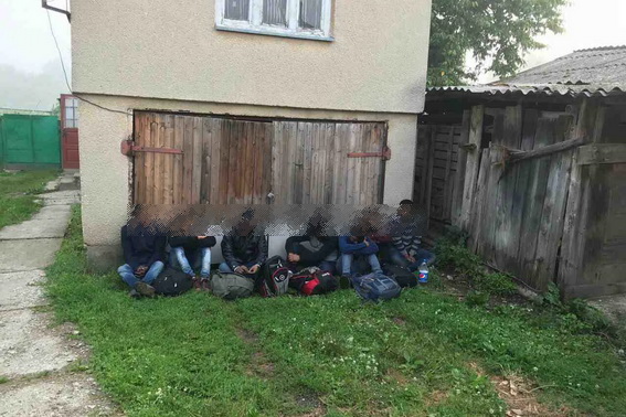 7 нелегалів затримали в Малому Березному разом із провідником, який мав переправити тих через кордон – поліція (ФОТО)