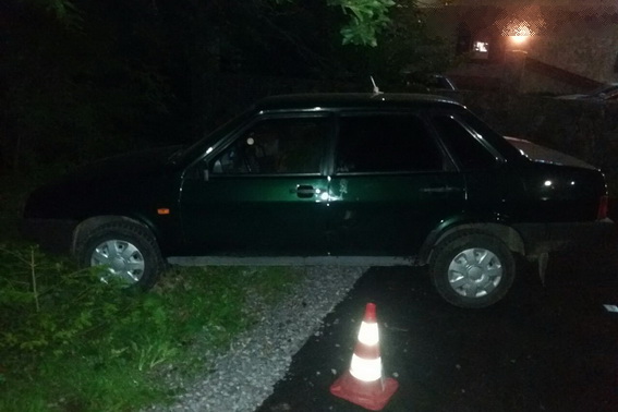 На Свалявщині пасажир кілька разів ударив водія ножем і втік (ФОТО)