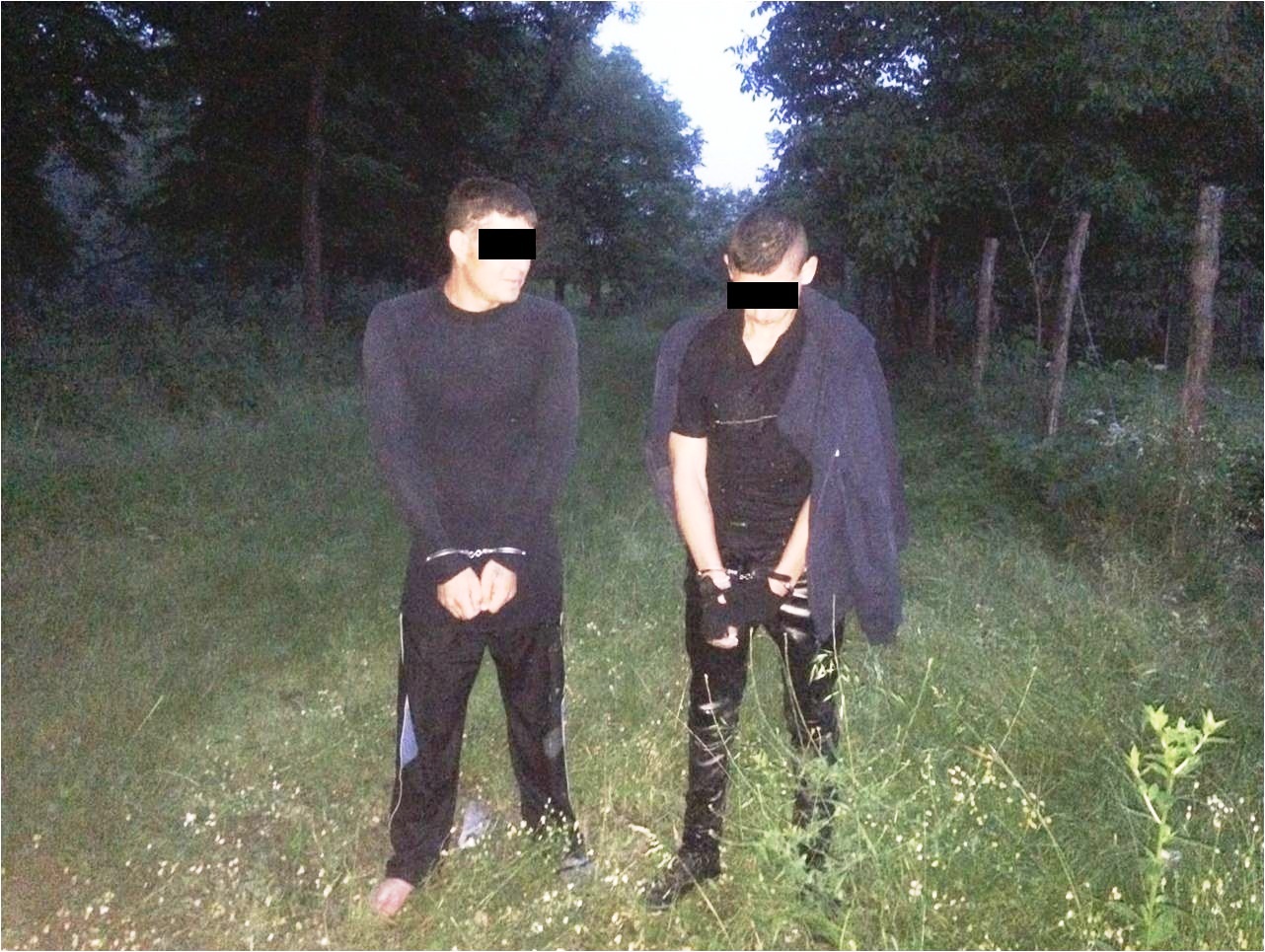 На Закарпатті, у взаємодії з румунами, затримали 2 контрабандистів у мокрому одязі та 8 пакунків сигарет (ФОТО)