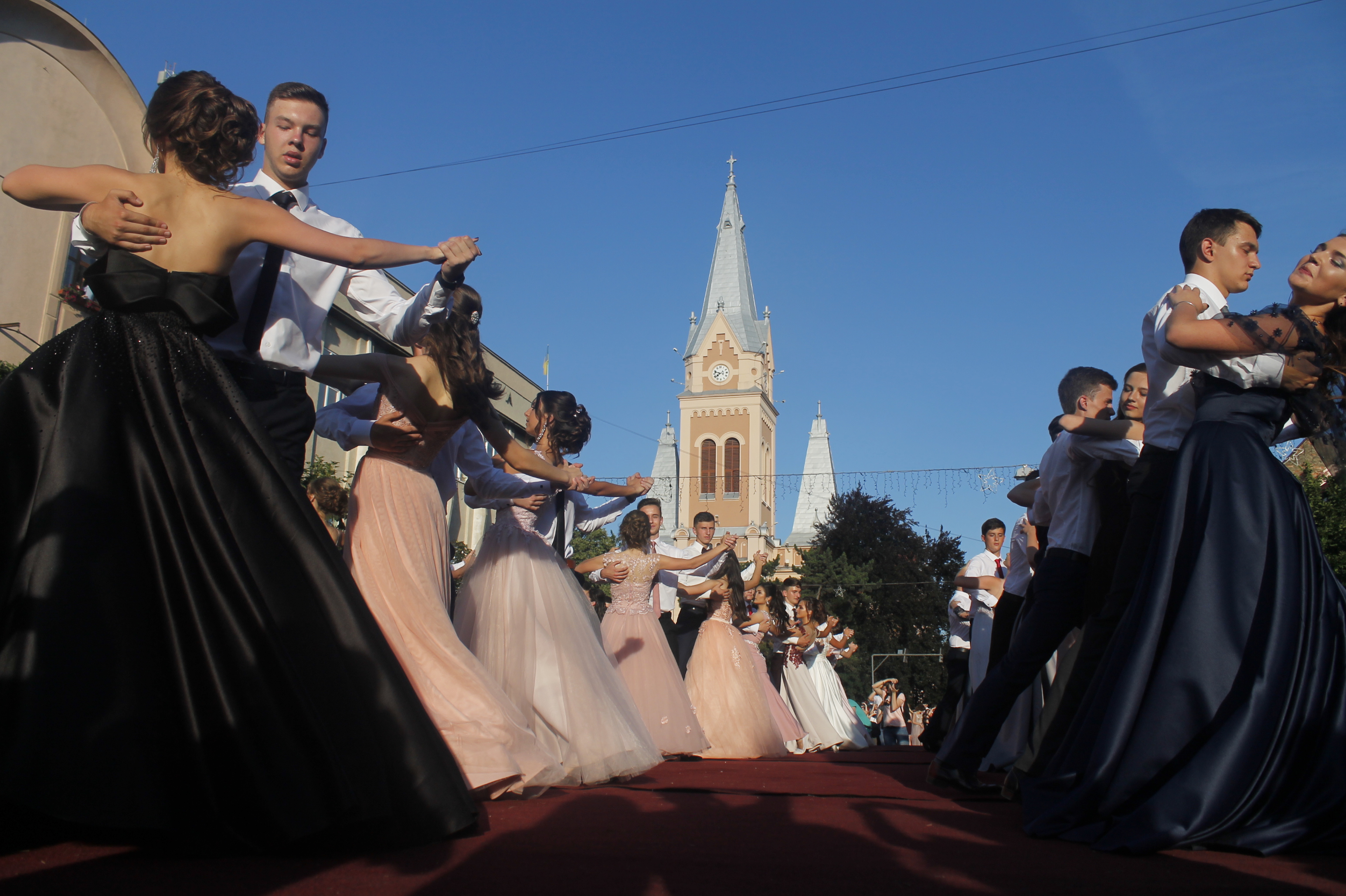 У Мукачеві відбувся парад випускників (ФОТО)