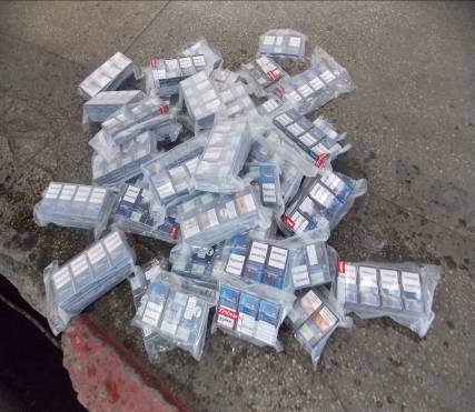Намагаючись провезти через кордон на Закарпатті приховані 400 пачок сигарет, українець позбувся й тютюну, і авта (ФОТО)