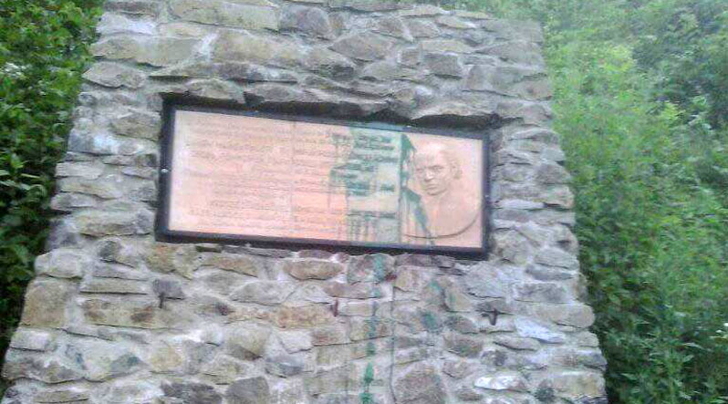 У Хусті вандали облили зеленкою "замкову" меморіальну табличку Ференцу Келчеї (ФОТО)