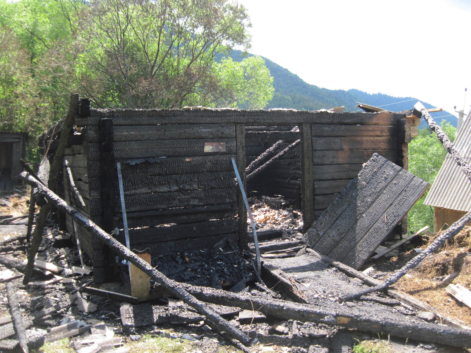 Загасивши хлів у Лопушному на Міжгірщині, пожежники врятували гараж і будинок (ФОТО)