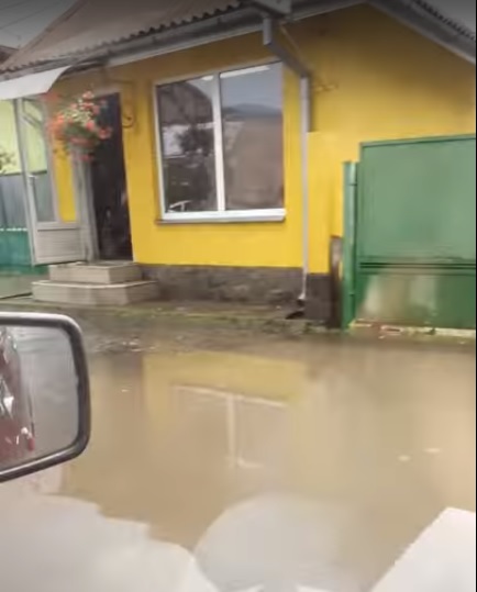 У мережах опублікували відео "повені" після зливи у Виноградові (ВІДЕО)