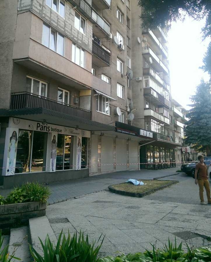 ФОТОФАКТ. В Ужгороді під 9-поверхівкою виявили тіло жінки