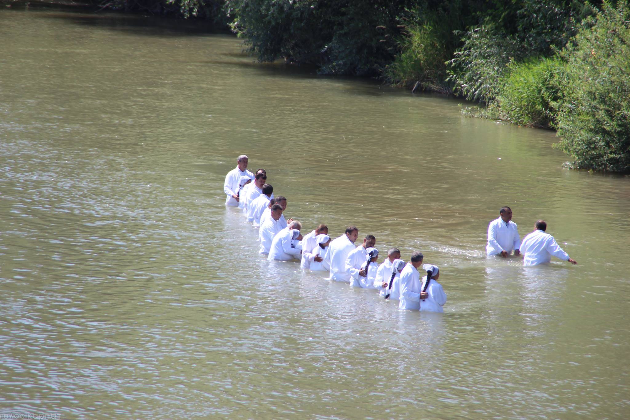 У Виноградові провели масове водне хрещення циган (ФОТО)