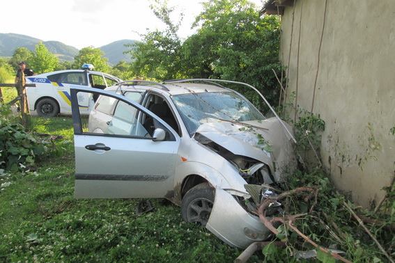 На Хустщині Ford Focus врізався в дерево: водій загинув, пасажир – у лікарні