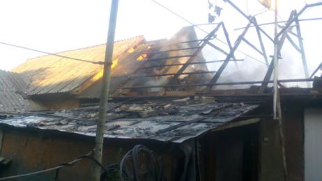 Загасивши пожежу в літній кухні, на Тячівщині порятували від знищення житловий будинок (ФОТО)