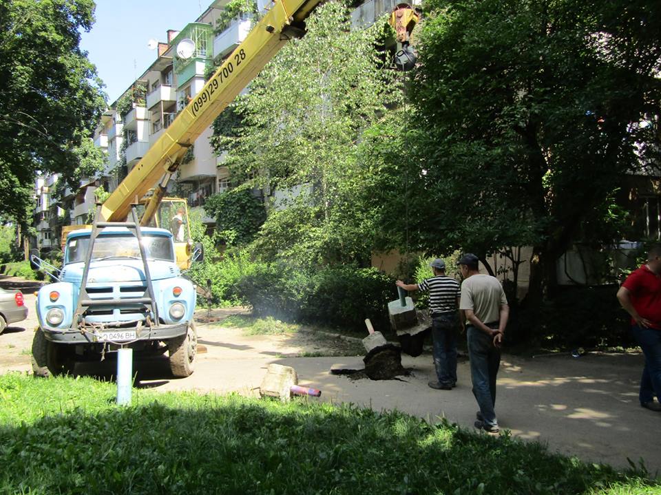 6 "самовільних" труб-обмежувачів руху демонтували в Ужгороді (ФОТО)