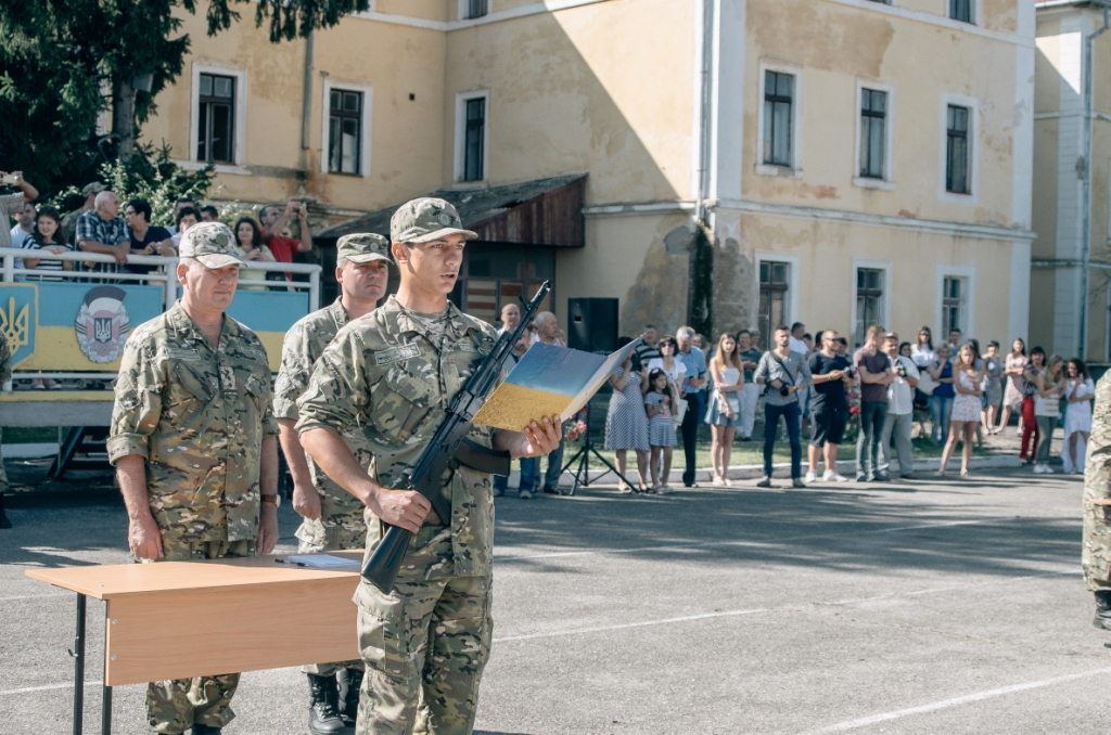 Перші випускники кафедри військової підготовки УжНУ склали присягу на вірність Україні (ФОТО)