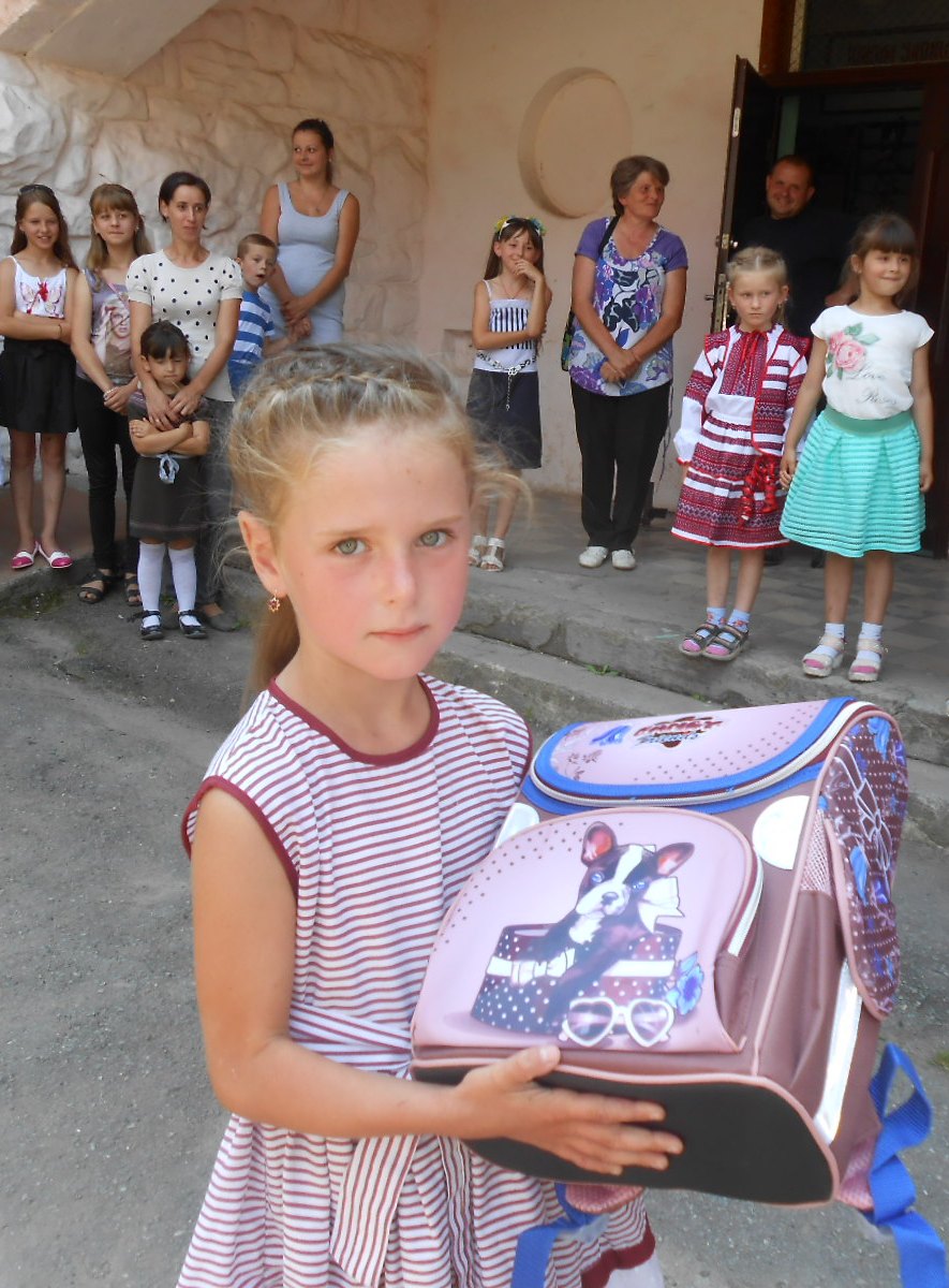 Майбутні першокласники Рахівщини отримали шкільні ранці з необхідним приладдям (ФОТО)