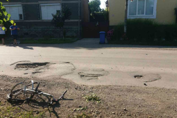 Водія, що що смертельно збив 12-річну велосипедистку на Виноградівщині, затримано (ФОТО)