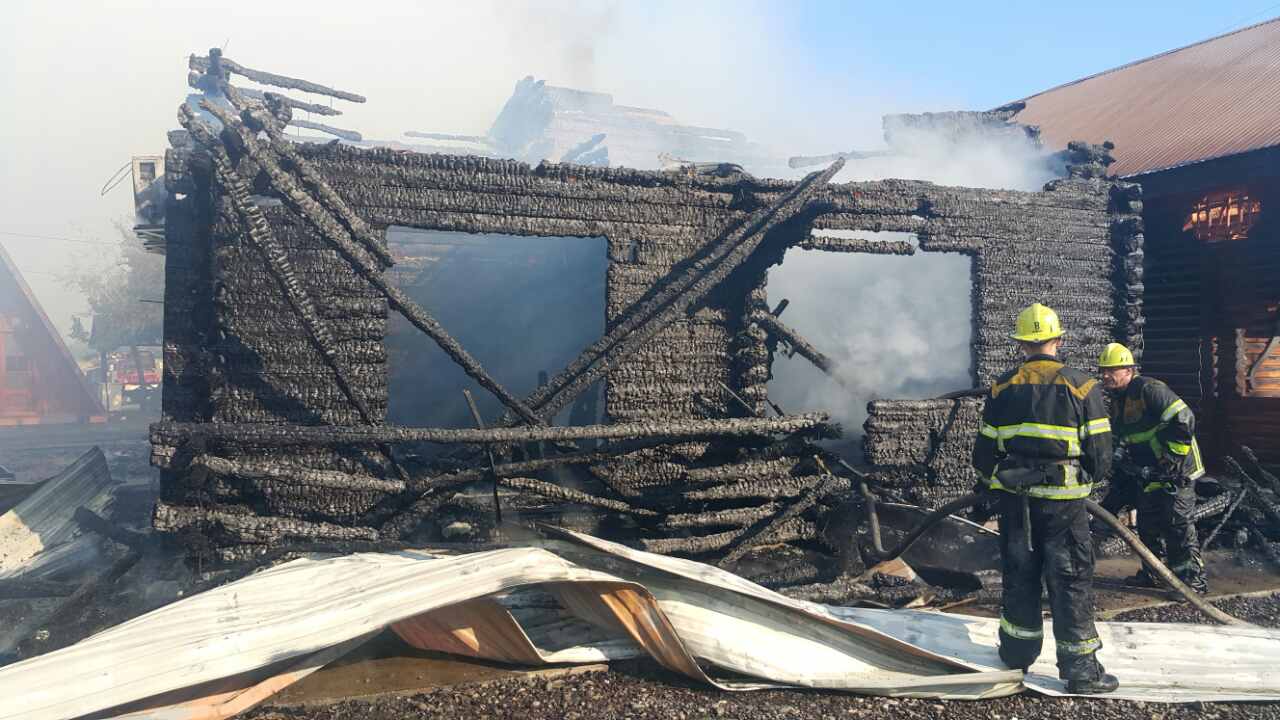 У Солотвині горять 3 дерев'яні будівлі турбази, де відпочивали 70 гостей (ФОТО)