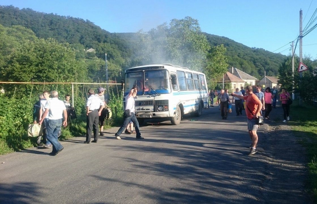 На шляху до Мукачева по дорозі загорівся рейсовий автобус із пасажирами (ФОТО, ВІДЕО)